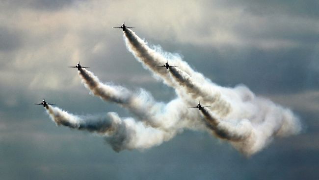 Выступление пилотажной группы Red Arrows. Архивное фото Выступление пилотажной группы Red Arrows. Архивное фото