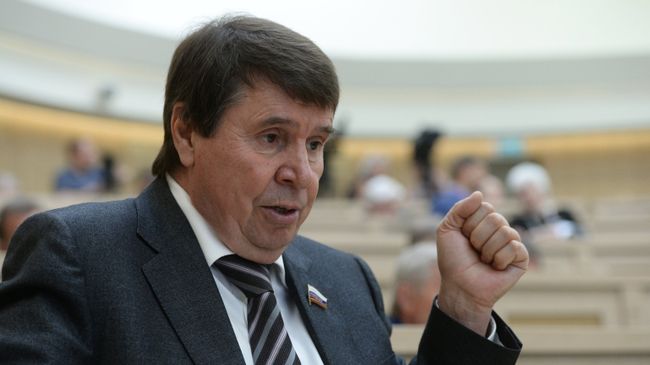Представитель от законодательного органа государственной власти Республики Крым Сергей Цеков перед началом заседания Совета Федерации РФ. Архивное фото