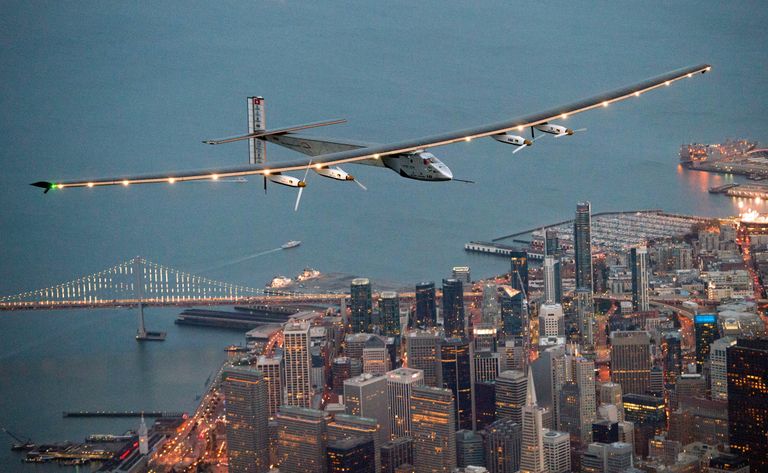 Самолет Solar Impulse 2 в полете над Сан-Франциско, США