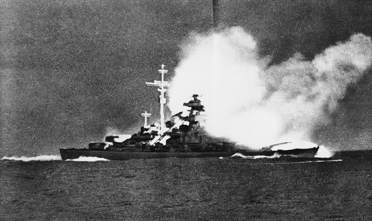 Гибель немецкого линкора Бисмарк в Датском проливе. 27 мая 1941 года Гибель немецкого линкора Бисмарк в Датском проливе. 27 мая 1941 года