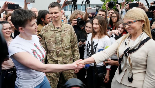 Надежда Савченко и Юлия Тимошенко в аэропорту Борисполя, Украина. 25 мая 2016 Надежда Савченко и Юлия Тимошенко в аэропорту Борисполя, Украина. 25 мая 2016