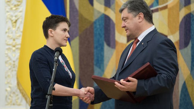 Президент Украины Петр Порошенко и Надежда Савченко. Архивное фото Президент Украины Петр Порошенко и Надежда Савченко. Архивное фото