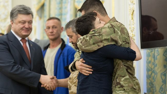Президент Украины П. Порошенко вручил Н. Савченко орден Золотой Звезды Президент Украины П. Порошенко вручил Н. Савченко орден Золотой Звезды