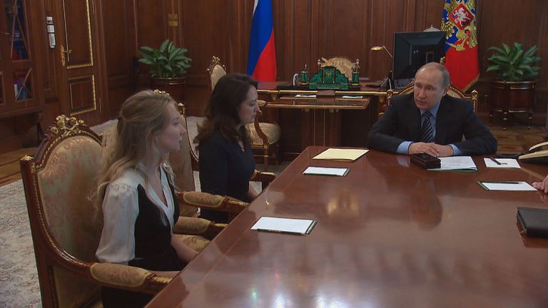 Путин поблагодарил родных погибших журналистов за просьбу помиловать Савченко Путин поблагодарил родных погибших журналистов за просьбу помиловать Савченко