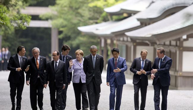 Лидеры стран-участниц саммита G7 во время прогулки по территории храма Исэ-Дзингу в Японии. 26 мая 2016 года Лидеры стран-участниц саммита G7 во время прогулки по территории храма Исэ-Дзингу в Японии. 26 мая 2016 года