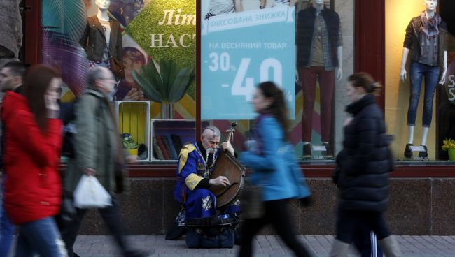 Жители Киева в центральной части города. Архивное фото Жители Киева в центральной части города. Архивное фото