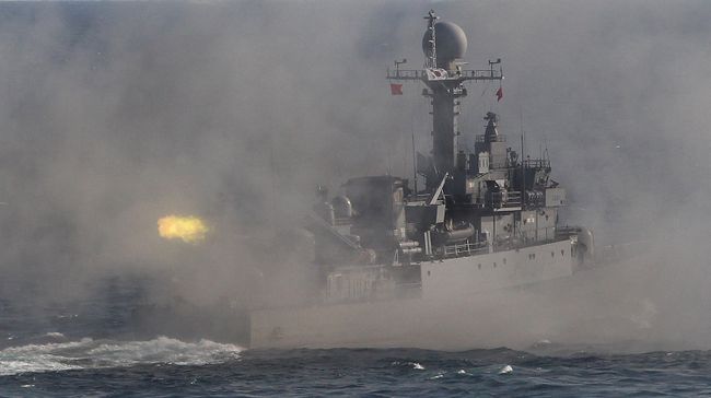 Военный корабль Южной Кореи во время учений Военный корабль Южной Кореи во время учений