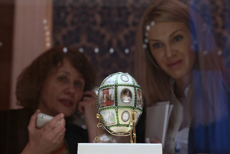 Посетители осматривают экспонаты музея Фаберже в отреставрированном Шуваловском дворце Санкт-Петербурга