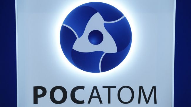 Логотип на стенде государственной корпорации по атомной энергии Росатом. Архивное фото Логотип на стенде государственной корпорации по атомной энергии Росатом. Архивное фото