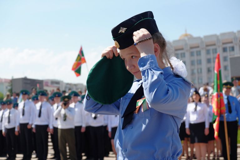 Кадеты военно-патриотического клуба Юный друг пограничника во время церемонии вручения зеленых беретов на торжественных мероприятиях в Самаре Кадеты военно-патриотического клуба Юный друг пограничника во время церемонии вручения зеленых беретов на торжественных мероприятиях в Самаре