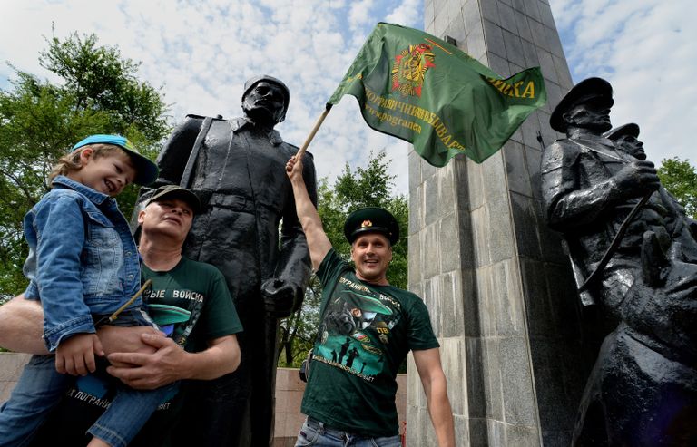 У памятника пограничникам, погибшим при защите рубежей Отечества, во время празднования Дня пограничника во Владивостоке У памятника пограничникам, погибшим при защите рубежей Отечества, во время празднования Дня пограничника во Владивостоке