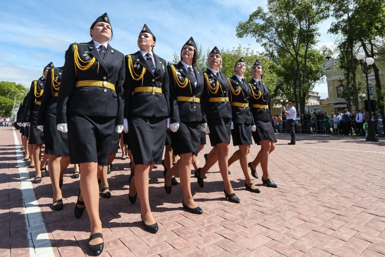 Сотрудники пограничного управления ФСБ России по Амурской области во время марша парадных расчетов на площади Победы в Благовещенске Сотрудники пограничного управления ФСБ России по Амурской области во время марша парадных расчетов на площади Победы в Благовещенске