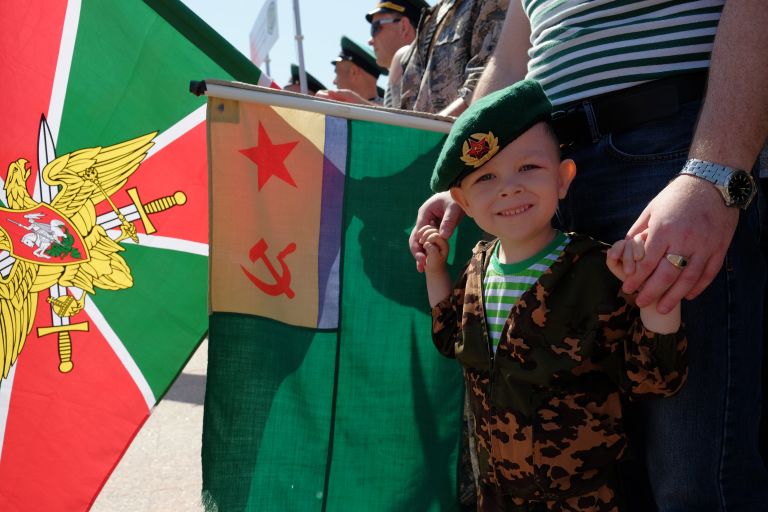 Участники праздничного митинга на площади Славы в Самаре, посвященном Дню пограничника Участники праздничного митинга на площади Славы в Самаре, посвященном Дню пограничника