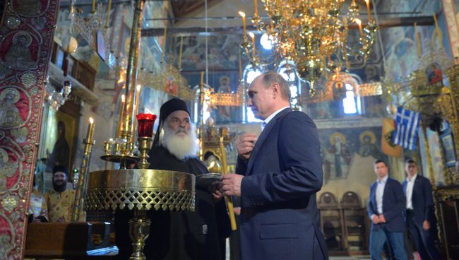 Президент России Владимир Путин во время посещения соборного храма Успения Пресвятой Богородицы на Святой горе Афон Президент России Владимир Путин во время посещения соборного храма Успения Пресвятой Богородицы на Святой горе Афон