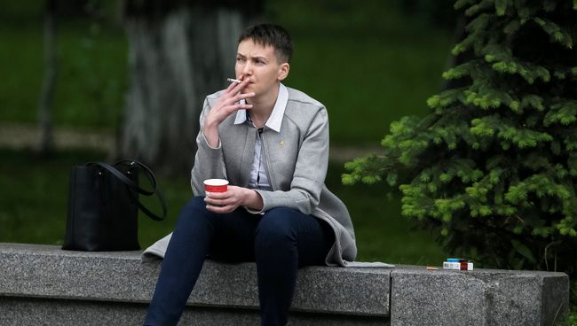 Надежда Савченко возле здания Верховной рады Надежда Савченко возле здания Верховной рады