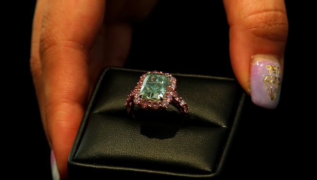 Редкий зеленый бриллиант Aurora Green весом 5,03 карат был продан на торгах Christie's в Гонконге Редкий зеленый бриллиант Aurora Green весом 5,03 карат был продан на торгах Christie's в Гонконге