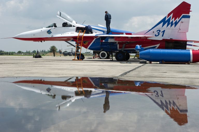 Самолет пилотажной группы Стрижи на аэродроме Кировское Самолет пилотажной группы Стрижи на аэродроме Кировское