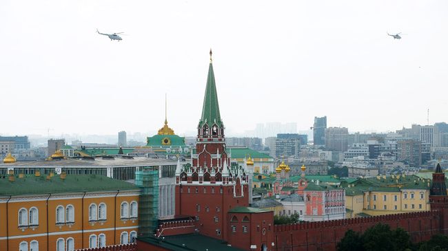 Троицкая башня Московского Кремля. Архивное фото Троицкая башня Московского Кремля. Архивное фото