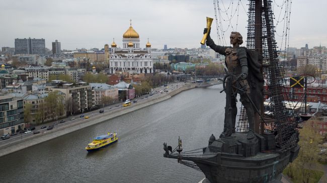 Пассажирский пароход на Москва-реке в районе Пречистенской набережной в Москве Пассажирский пароход на Москва-реке в районе Пречистенской набережной в Москве
