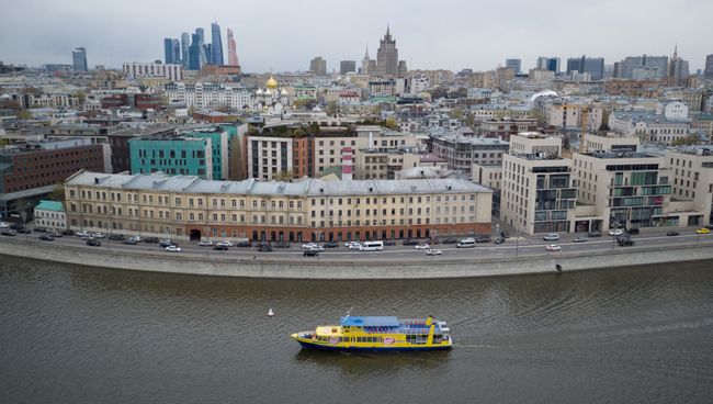 Пречистенская набережная в Москве. Архивное фото Пречистенская набережная в Москве. Архивное фото