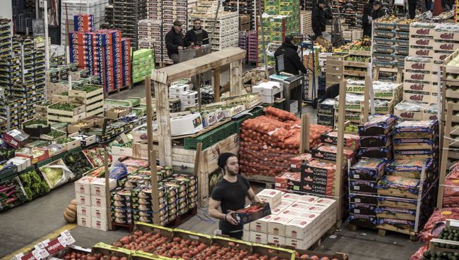 Склад сельскохозяйственной продукции в Лионе, Франция. Архивное фото Склад сельскохозяйственной продукции в Лионе, Франция. Архивное фото