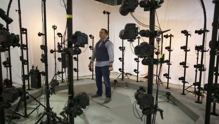 Сотрудник студии Pinewood Studios в Англии