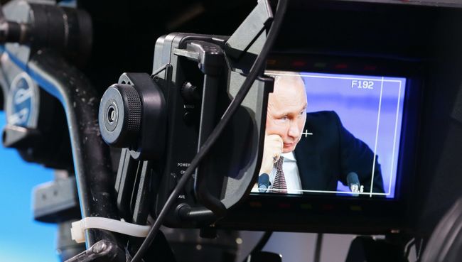 Президент России Владимир Путин на мониторе телекамеры во время пресс-конференции. Архивное фото Президент России Владимир Путин на мониторе телекамеры во время пресс-конференции. Архивное фото