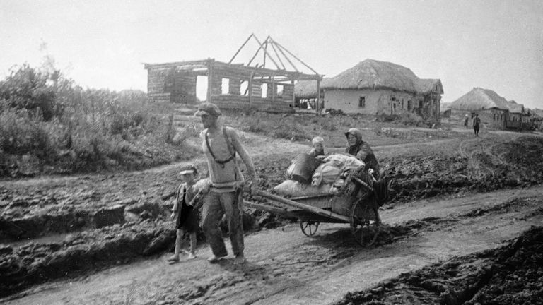 Семья уходит из родного дома Семья уходит из родного дома