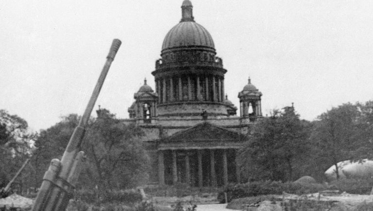 Зенитная батарея у Исаакиевского собора в Ленинграде
