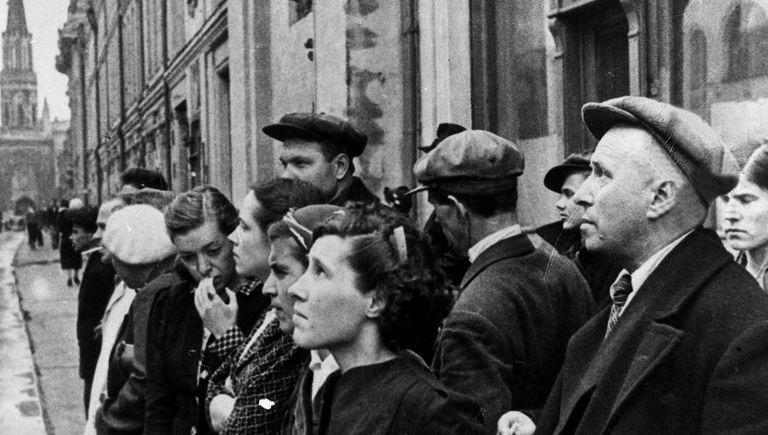 Жители столицы 22 июня 1941 года во время объявления по радио правительственного сообщения о вероломном нападении фашистской Германии на Советский Союз