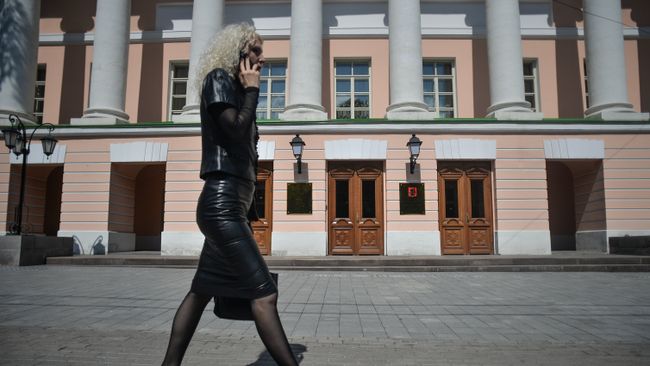 Прохожая у здания Московской городской Думы. Архивное фото Прохожая у здания Московской городской Думы. Архивное фото