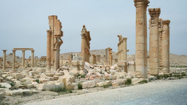 Разрушенная Триумфальная арка в исторической части Пальмиры. Архивное фото Разрушенная Триумфальная арка в исторической части Пальмиры. Архивное фото