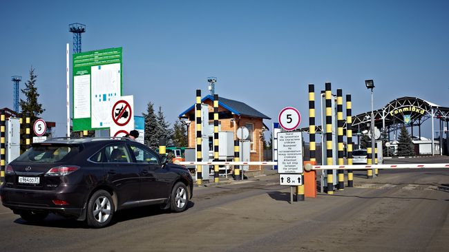 Автомобиль на пропускном пункте Гоптовка. Архивное фото