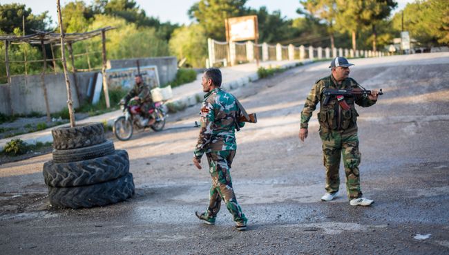 Сирийские военные на блокпосту недалеко от захваченного исламистами города Кесаб на границе с Турцией в провинции Латакия. Архивное фото Сирийские военные на блокпосту недалеко от захваченного исламистами города Кесаб на границе с Турцией в провинции Латакия. Архивное фото
