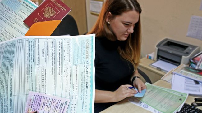 Сотрудница страховой компании во время оформления страхового полиса ОСАГО