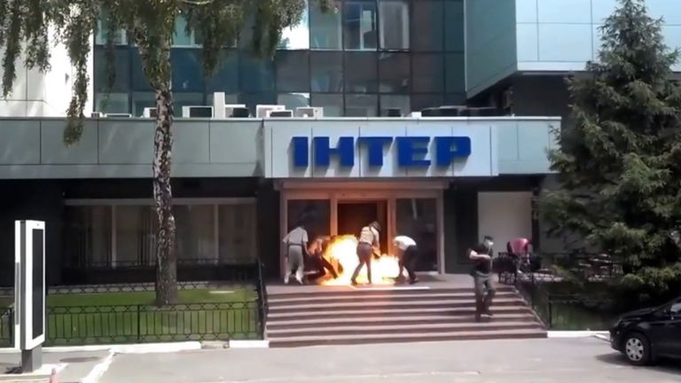 Неизвестные в масках подожгли шины у здания телеканала Интер в Киеве Неизвестные в масках подожгли шины у здания телеканала Интер в Киеве
