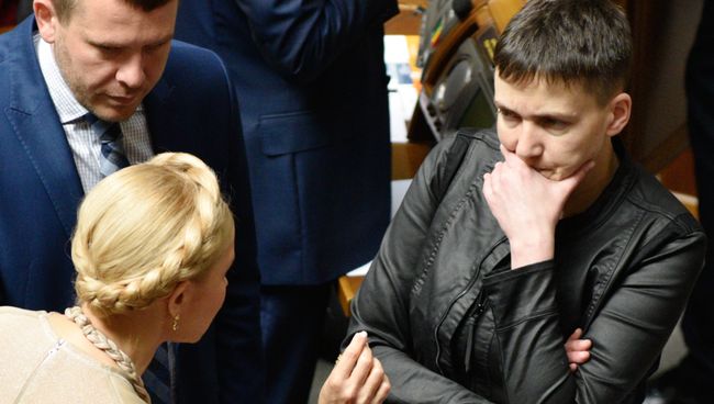Лидер всеукраинского объединения Батькивщина Юлия Тимошенко (слева) и депутат Верховной рады Украины Надежда Савченко на заседании Рады. Архивное фото