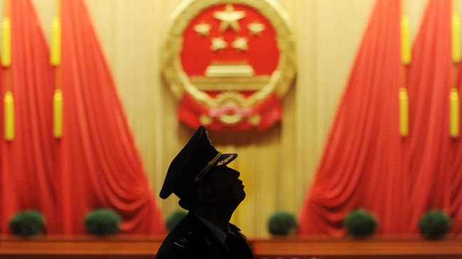 Офицер Народной освободительной армии Китая во время заседания Собрания Народных Представителей в Пекине. Архивное фото Офицер Народной освободительной армии Китая во время заседания Собрания Народных Представителей в Пекине. Архивное фото