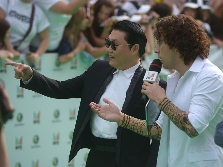 Южнокорейский певец PSY (слева) телеведущий Максим Галкин на ковровой дорожке премии МУЗ-ТВ 2013 Южнокорейский певец PSY (слева) телеведущий Максим Галкин на ковровой дорожке премии МУЗ-ТВ 2013