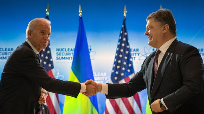 Президент Украины Петр Порошенко и вице-президент США Джозеф Байден во время встречи в Вашингтоне, США. Архивное фото Президент Украины Петр Порошенко и вице-президент США Джозеф Байден во время встречи в Вашингтоне, США. Архивное фото
