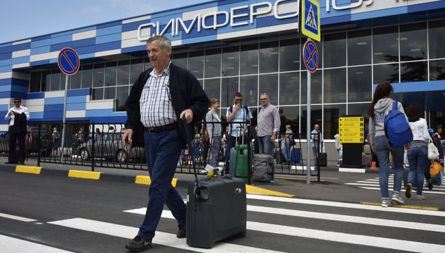Пассажиры у здания терминала международного аэропорта Симферополь. Архивное фото