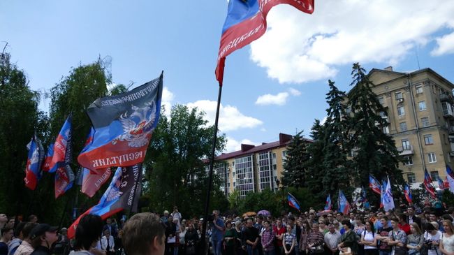 Жители Донецка. Архивное фото Жители Донецка. Архивное фото