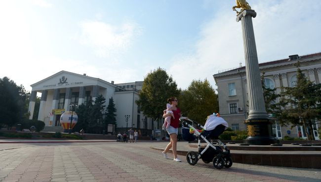 Обелиск с грифоном - сиволом города Керчь. Архивное фото Обелиск с грифоном - сиволом города Керчь. Архивное фото