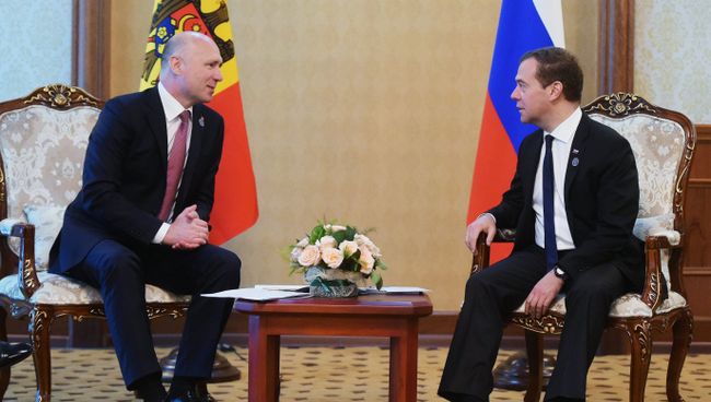 Председатель правительства РФ Дмитрий Медведев (справа) и премьер-министр Молдавии Павел Филип. Архивное фото