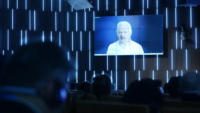Основатель WikiLeaks Джулиан Ассанж выступает по видеосвязи. Архивное фото Основатель WikiLeaks Джулиан Ассанж выступает по видеосвязи. Архивное фото
