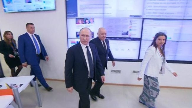 Путину в МИА Россия сегодня показали, как работает радиостанция Sputnik Путину в МИА Россия сегодня показали, как работает радиостанция Sputnik