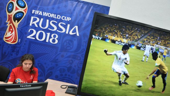 Сотрудник центра волонтеров ЧМ-2018 по футболу. Архивное фото