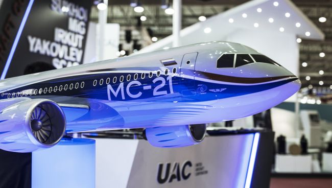 Модель самолета МС-21 на стенде на стенде Объединенной авиастроительной корпорации Модель самолета МС-21 на стенде на стенде Объединенной авиастроительной корпорации