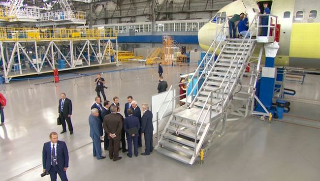 Медведев посетил цех сборки МС-21 в Иркутске и поблагодарил работников завода Медведев посетил цех сборки МС-21 в Иркутске и поблагодарил работников завода