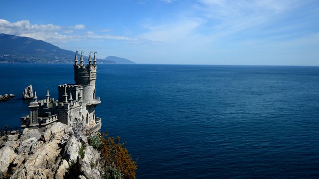 Памятник архитектуры Ласточкино гнездо в Крыму. Архивное фото Памятник архитектуры Ласточкино гнездо в Крыму. Архивное фото